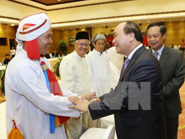 Deputy PM meets religious clergies on National Day occasion hinh anh 1
