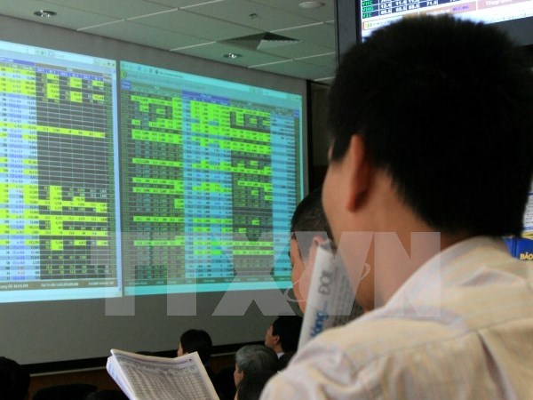 Vietnamese shares fall after short surge hinh anh 1