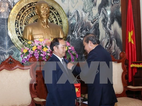 Lao, Cambodian court officials awarded with Vietnam’s insignia hinh anh 1