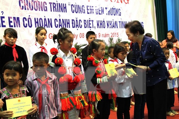 Vice President presents scholarships to needy students in Ha Giang hinh anh 1
