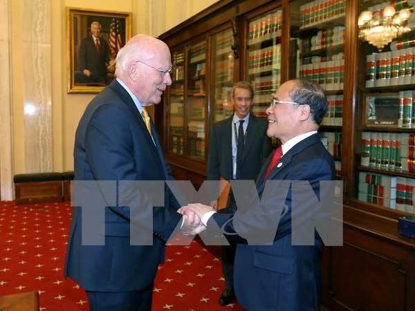 NA Chairman meets with US Senators Patrick Leahy, John McCain hinh anh 1