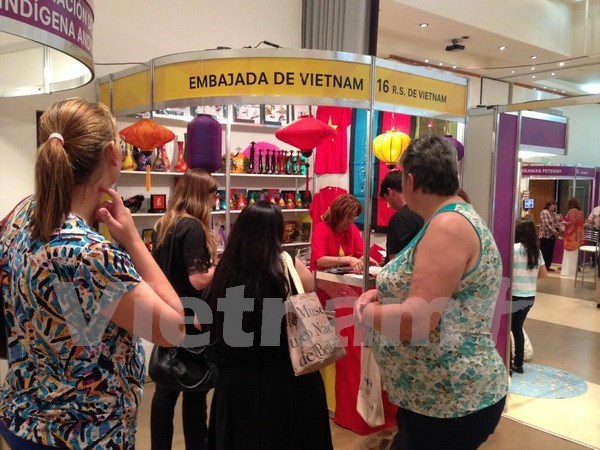 Vietnam attends craft fair in Argentina hinh anh 1