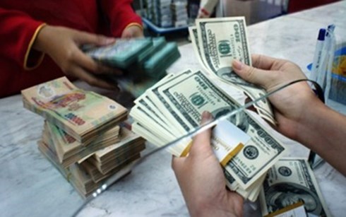 Dollar rates dip again, gold prices up hinh anh 1