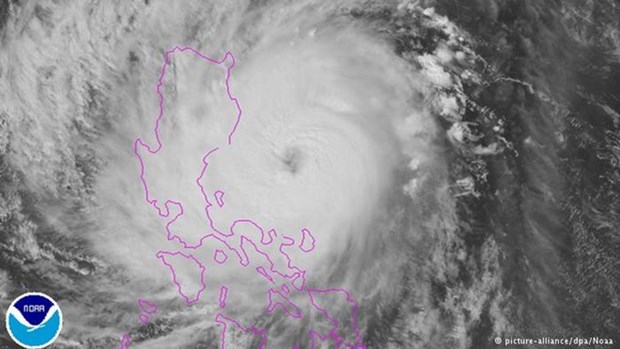 Typhoon Koppu lands on northern Philippines hinh anh 1