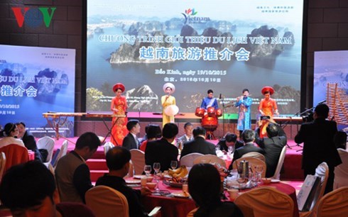 Vietnam holds tourism road show in Beijing hinh anh 1