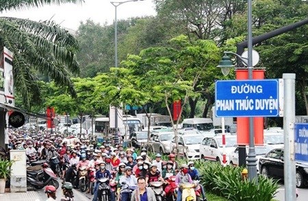 Police kick off campaign to control traffic jams at HCM City airport hinh anh 1
