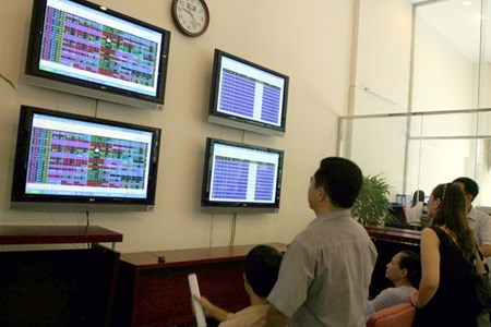Shares led down by banks, realty hinh anh 1