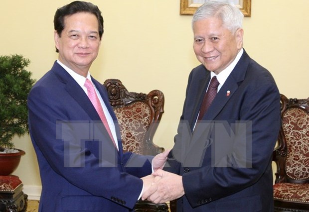 PM greets Philippine foreign minister hinh anh 1