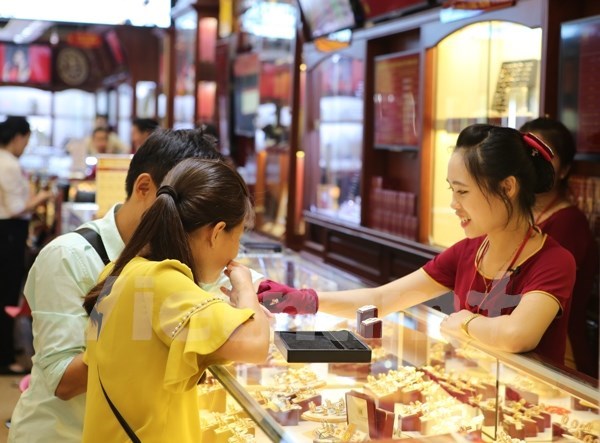 Gold prices decline in local market hinh anh 1