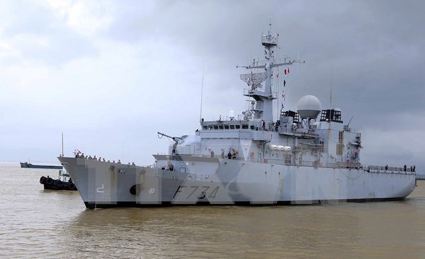 French naval ship visits Da Nang hinh anh 1