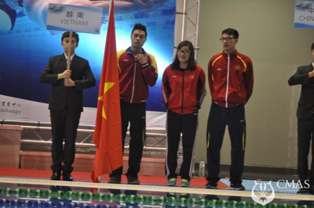 Vietnamese divers pocket three golds at Asian champs hinh anh 1