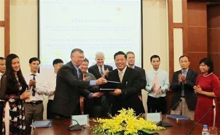 US foundation offers aid in addressing UXO impacts hinh anh 1