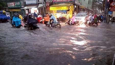 HCM City to implement measures to control worsening flooding crisis hinh anh 1