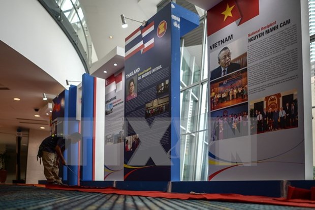 More than 1,800 reporters cover ASEAN 27, related meetings hinh anh 1