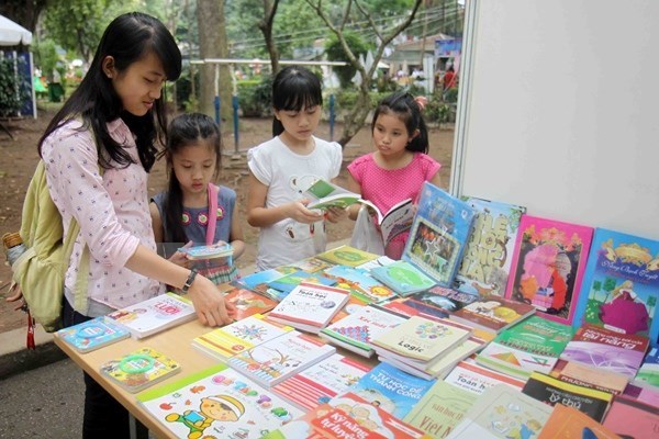 Awards presented to outstanding literature works for children hinh anh 1