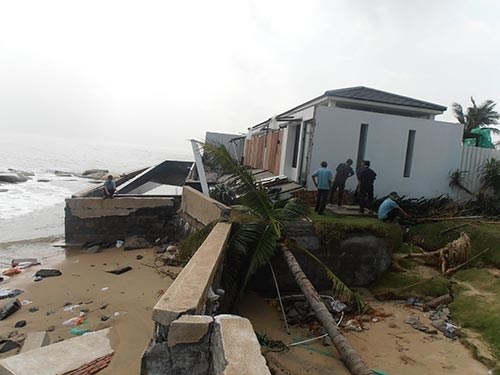 Big waves destroy beach in central province hinh anh 1
