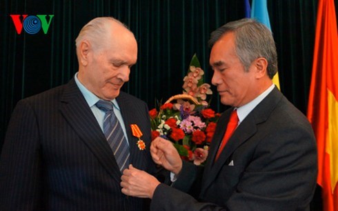 Ukrainian citizen honoured with friendship insignia hinh anh 1