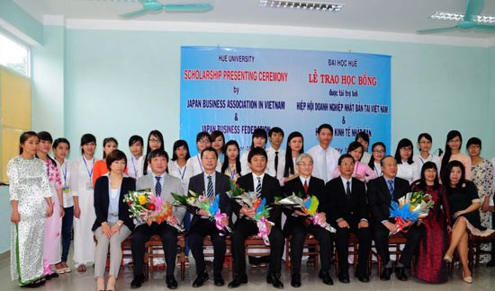 Japan grants scholarships to Hue students hinh anh 1