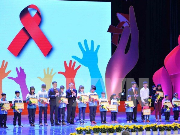 Charity art programme raises funds for HIV/AIDS patients hinh anh 1
