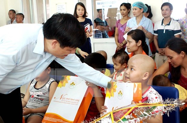Texting campaign raises fund for poor cancer patients hinh anh 1