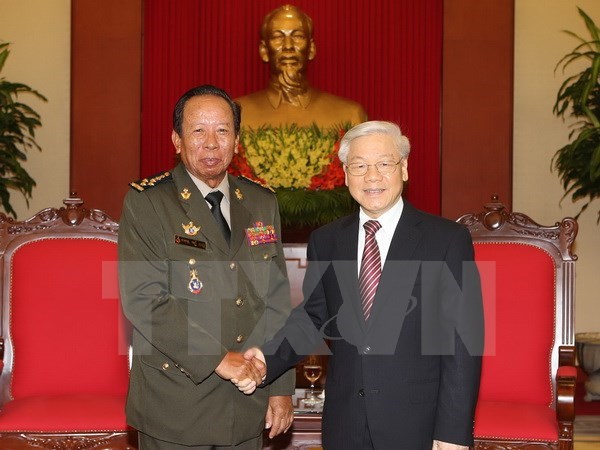 Party General Secretary advocates close defence ties with Cambodia hinh anh 1