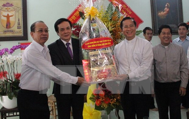 Front leader extends Christmas greetings to Phu Cuong diocese hinh anh 1