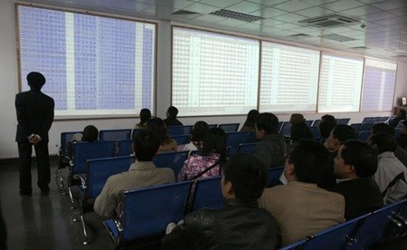 Vietnam’s shares rise as crude rebounds hinh anh 1