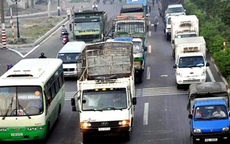 Gov't keeps eye on carriers after drop in fuel prices hinh anh 1