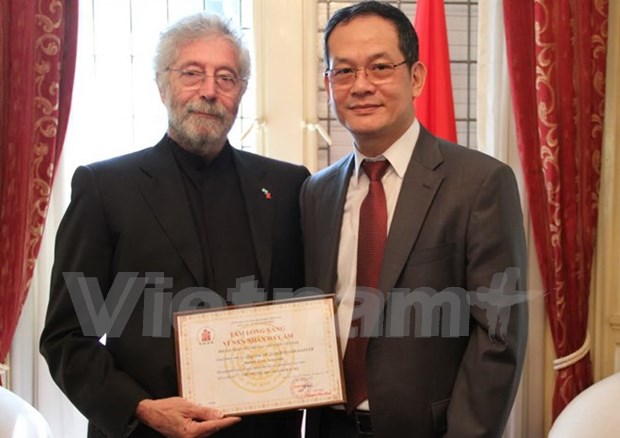 Argentinian supporter of Vietnamese AO victims honoured hinh anh 1