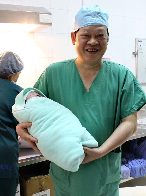 First surrogate baby born in Vietnam hinh anh 1