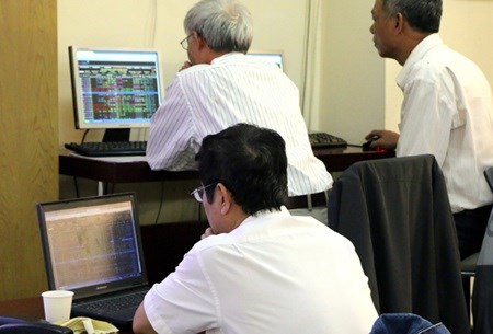 Vietnamese stocks up amid crude volatility hinh anh 1