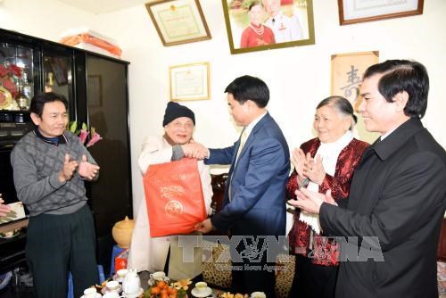 Hanoi authorities present Tet gifts to local contributors hinh anh 1