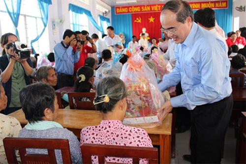 VFF President presents Tet gifts to deprived people in Tra Vinh hinh anh 1