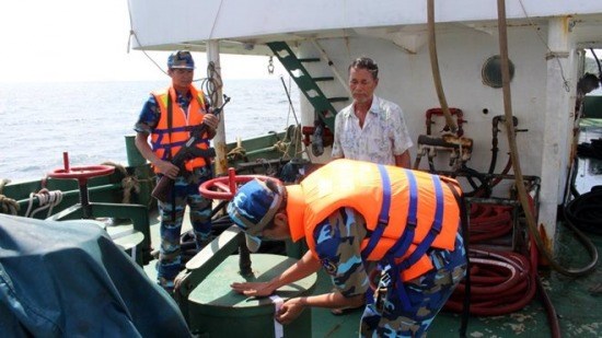 Fight stepped up against illegal trade of petrol at sea hinh anh 1