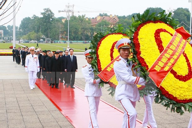 Leaders pay tribute to President Ho Chi Minh hinh anh 1