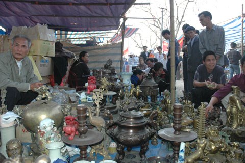 Buying luck at Vieng Market hinh anh 1