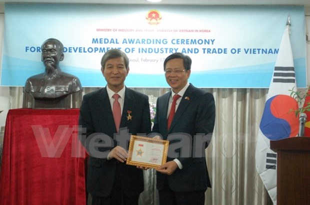 ASEAN-Korea Centre’s former chief acknowledged with insignia hinh anh 1