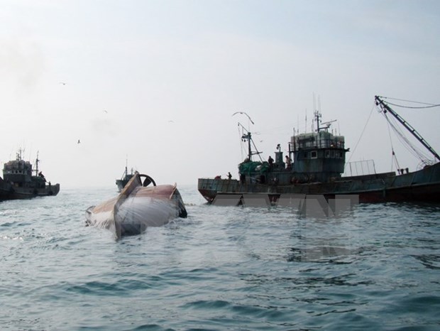 Indonesia sinks foreign boats to stop illegal fishing hinh anh 1