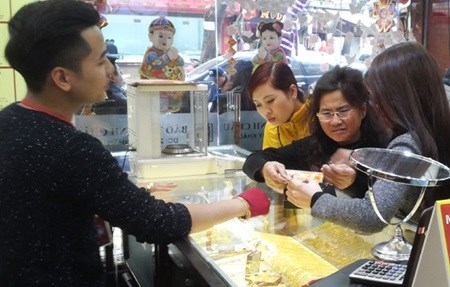 Gold prices fall in domestic market hinh anh 1