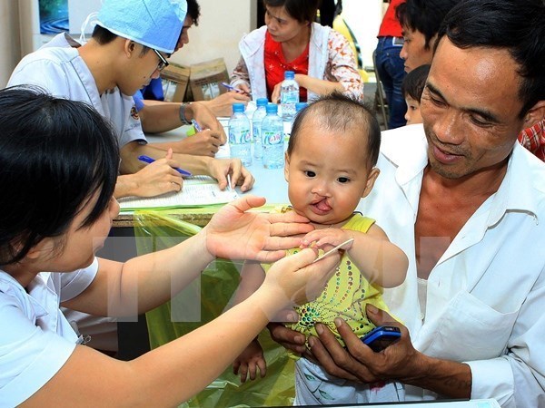 Vietnamese, US doctors offer free surgeries for disadvantaged children hinh anh 1