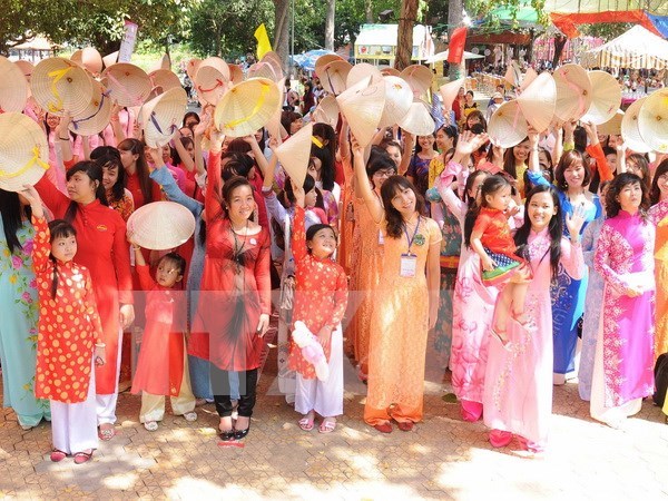 Ao Dai festival 2016 opens in HCM City hinh anh 1