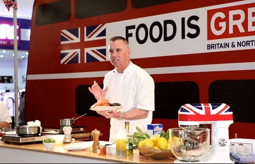 Michelin star chef Gary Rhodes cooks up in Vietnam hinh anh 1