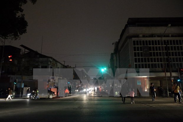 Lights off in Vietnam during Earth Hour hinh anh 1