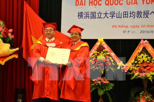 Japanese professor honoured by Da Nang University hinh anh 1