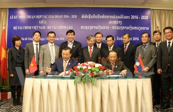 Vietnam, Laos enhance financial cooperation hinh anh 1