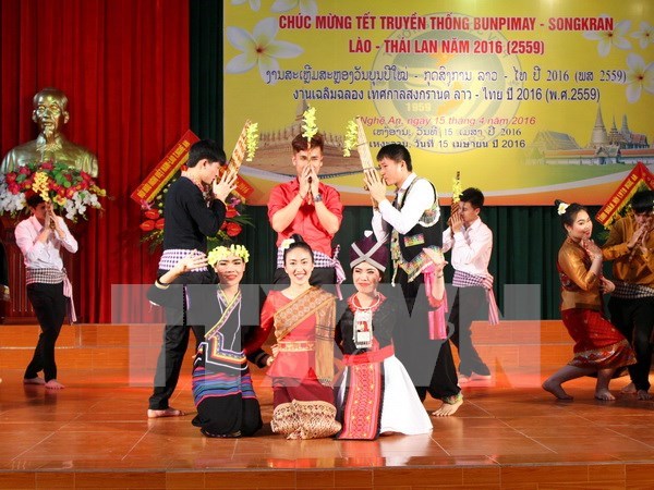 Lao, Cambodian students in Vietnam enjoy traditional festivals hinh anh 1