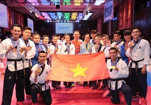 Vietnamese Taekwondo athletes bring home gold, bronze hinh anh 1
