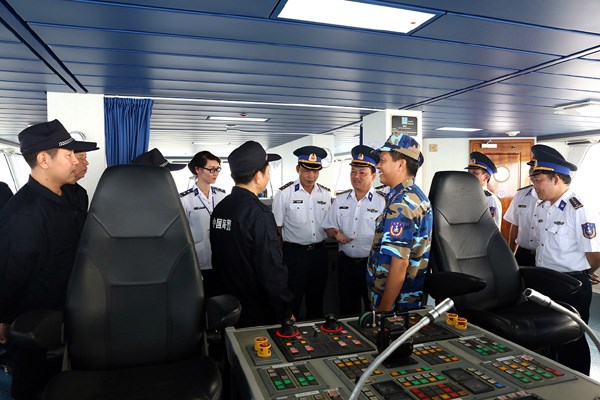 Vietnam, China coast guards conduct joint fishery patrol hinh anh 1