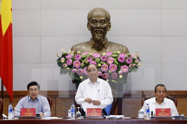 PM demands removal of obstacles to production, business hinh anh 1