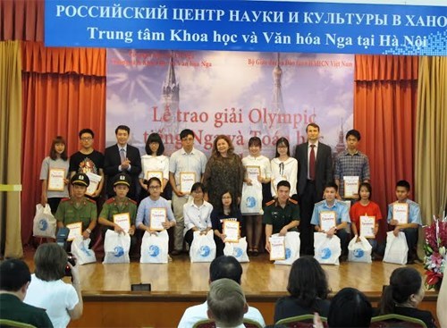 Russia honours Vietnamese Olympiad winners hinh anh 1